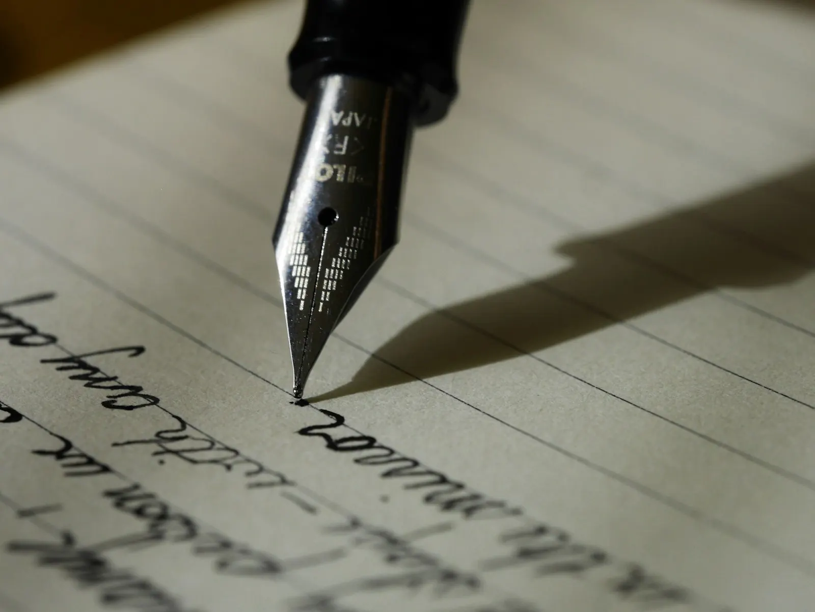 Notitieblok met pen en koffie op een werktafel