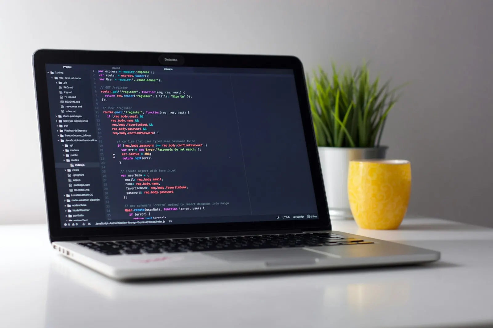 Ontwikkelaar werkt aan code op een laptop voor website-onderhoud