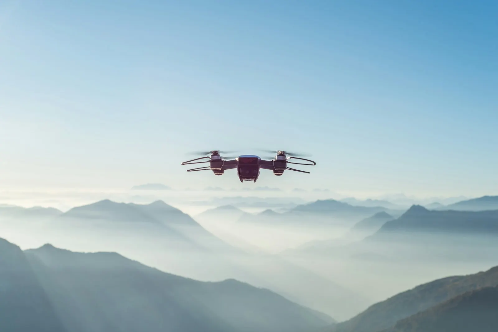 Drone vliegt in een heldere lucht boven Nederlands landschap
