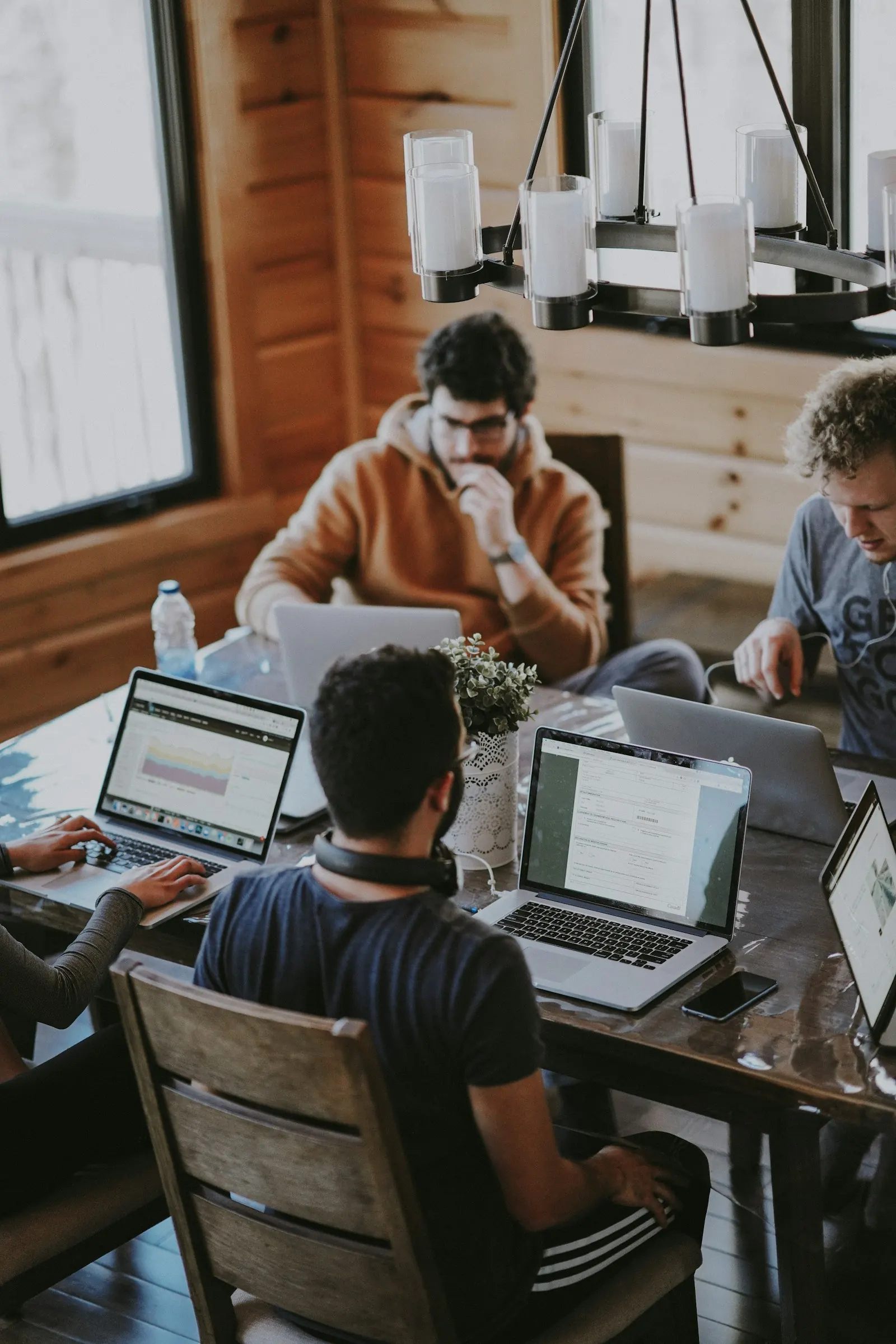 Freelance designer werkt achter een dubbel monitor opstelling