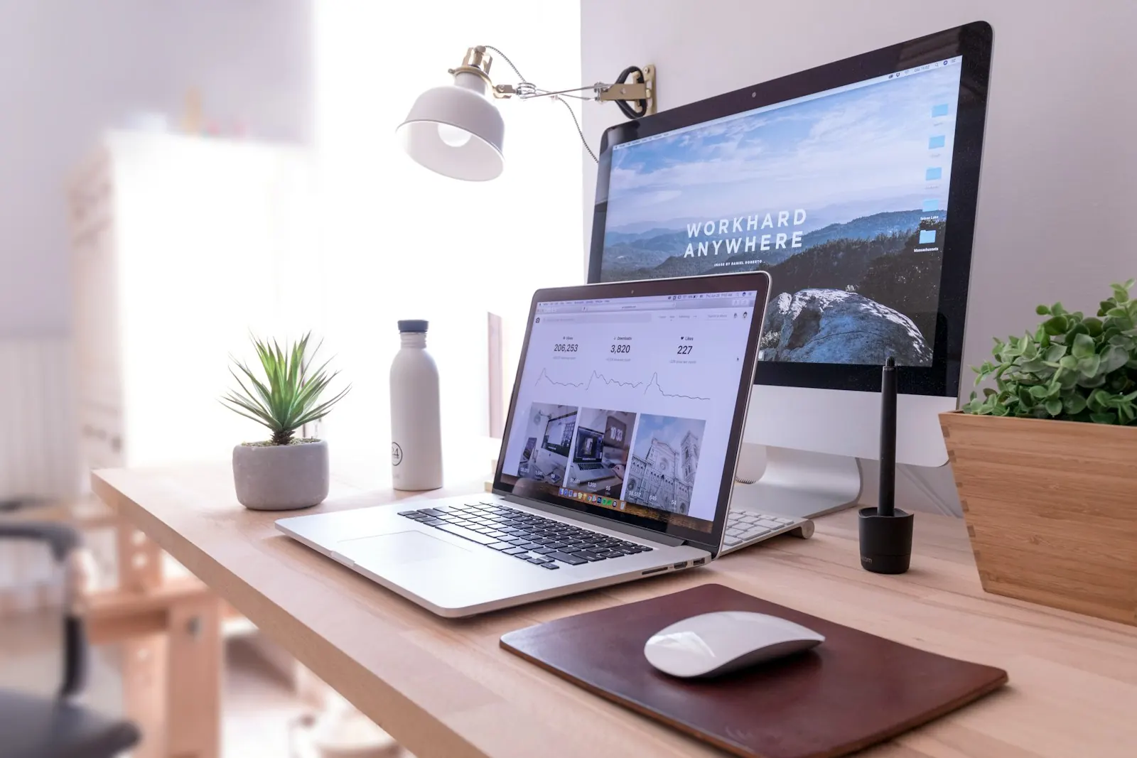 Zzp'er werkt op een laptop aan een eigen website